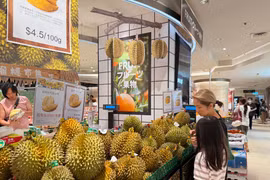 Un stand de durians dans un supermarché APITA. Photo : VNA 