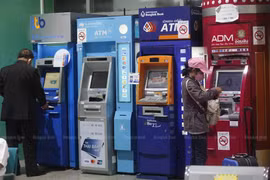 Les clients utilisent des distributeurs automatiques de billets et des machines de dépôt d'argent dans un grand magasin. (Photo : bangkokpost.com)