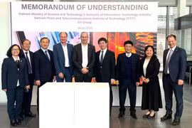 Le vice-ministre des Sciences et de la Technologie Bui Hoang Phuong et les délégués à la cérémonie de signature du protocole d'accord entre les unités. (Photo : Ministère des Sciences et des Technologies)