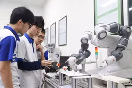 Etudiants de l'Université des Technologies de Hanoi dans le laboratoire. Photo : VNA