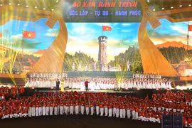 Un grand spectacle artistique célébrant 80 ans d’Indépendance – Liberté – Bonheur à Hanoi. Photo : VNA