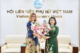 Nguyen Thi Tuyen, vice-présidente du Comité central du Front de la Patrie du Vietnam (VFF) et présidente de l'Union des femmes vietnamiennes (droite) et Silvia Danailov, représentante de l'UNICEF au Vietnam. Photo : VNA