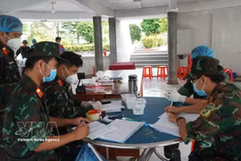 Les autorités de la province de Dông Thap procèdent à l’enregistrement des informations relatives aux tombes et aux échantillons des dépouilles de martyrs, en vue de la numérisation des données. Photo : VNA