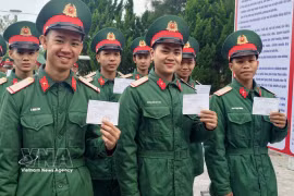 Dès le petit matin, de nombreux électeurs, dont des cadres, des soldats et des habitants vivant et travaillant sur l’île de Côn Co, dans la province de Quang Tri, participent avec enthousiasme au scrutin. Photo : VNA
