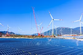 Le PM ordonne de lever d’urgence les obstacles entravant les projets d’énergies renouvelables. Photo . VNA