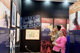 L'exposition "Semer le vert au sommet des nuages" a été inaugurée le 27 mars, au Musée des Femmes du Vietnam (Hanoi), attirant un large public. Photo : VNA
