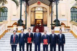 Le secrétaire général du Parti et président de la République, Tô Lâm, et les délégués avec les deux ambassadeurs nouvellement nommés. Photo : VNA