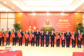 Le permanent du Secrétariat du Comité central du Parti, Trân Câm Tu, et les dirigeants du Parti et de l’État félicitent les cadres nouvellement chargés de leurs fonctions. Photo : VNA