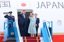 Le Premier ministre japonais et son épouse arrive nt à Hanoï, entamant une visite officielle au Vietnam. Photo : VNA