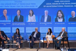 Les intervenants débattent du rôle du cadre juridique dans le développement économique et la confiance des investisseurs. Photo : VNA