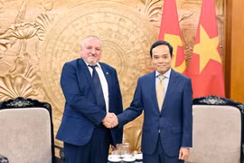 Tran Luu Quang, secrétaire du Comité central du Parti communiste du Vietnam (droite) et le président du Parti socialiste hongrois Komjáthi Imre. Photo : VNA
