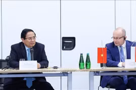 Le Premier ministre Pham Minh Chinh (droit) et un responsable de l'Institut national de recherche sur la cybersécurité (NASK) de Pologne. Photo : VNA