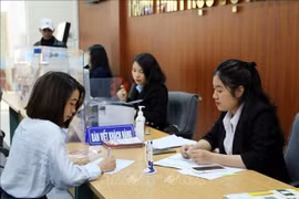 Le personnel du Centre de services de l'administration publique de Quang Binh. Photo : VNA