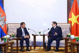Le Premier ministre Pham Minh Chinh (droite) et e vice-Premier ministre et ministre des Affaires étrangères et de la Coopération internationale du Cambodge, Prak Sokhonn. Phot(o : VNA
