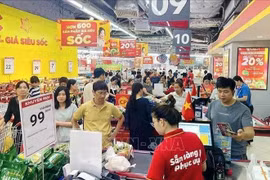 Des gens font leurs courses dans un supermarché Winmart (Photo : VNA)