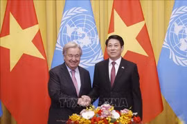 Le président Luong Cuong (droite) et le secrétaire général de l’ONU, Antonio Guterres. Photo : VNA
