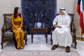 La vice-ministre des Affaires étrangères Nguyên Minh Hang et e vice-ministre permanent des Affaires étrangères, Sheikh Jarrah Jaber Alahmad Al-Sabah. Photo : VOV