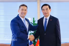 Le général d’armée Phan Van Giang (droite) et le secrétaire par intérim à la Marine des États-Unis, Hùng Cao. Photo : VNA