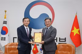 Le secrétaire du Comité central du Parti, Doan Minh Huân, remet un cadeau au de l’Intérieur et de la Sécurité, Yoon Ho Jung. Photo : VNA