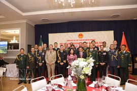 L’ambassadeur du Vietnam en Afrique du Sud et des représentants diplomatiques et militaires étrangers. Photo : VNA