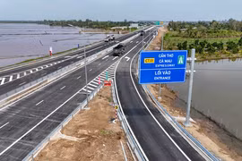 L’entrée de l’autoroute Cần Thơ – Cà Mau au niveau de l’échangeur IC5, commune de Vị Thủy, ville de Cần Thơ. Photo: VNA