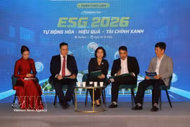 Les délégués participant au programme ESG Company Tour 2026, placé sous le thème « Automatisation – Efficacité – Finance verte », à l’usine de Ppastique Binh Minh. Photo : VNA