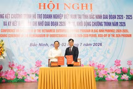 Le Comité populaire de Bac Ninh et Samsung Electronics Vietnam signent un protocole d’accord pour le programme de soutien aux entreprises 2026-2030. Photo : VNS