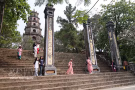 À Huê, les visiteurs privilégient les temples, les pagodes et le tourisme spirituel, dans une atmosphère paisible. Photo : VNA