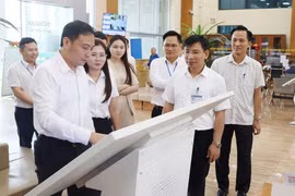 Le vice-président du Comité populaire de la ville, Dao Thanh Truong, examine le fonctionnement du modèle « Assistant citoyen » au Centre de services administratifs publics de la ville de Bac Ninh. Photo : baobacninhtv.vn