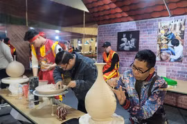 Ces dernières années, de nombreux villages de métiers traditionnels se sont imposés comme des destinations emblématiques du tourisme vietnamien. Photo : VNA