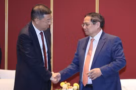 Le Premier ministre Pham Minh Chinh (à droite) rencontre le président de la Banque de Chine (BOC), Ge Haijiao, le 24 juin 2025. (Photo : VNA)