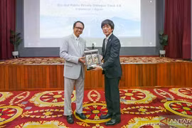 Le vice-ministre de la coordination de la coopération économique internationale, Edi Prio Pambudi (à gauche), et le commissaire adjoint aux affaires internationales du METI, Masanori Tsuruda, après la signature d'une lettre d'intention sur la coopération pour le développement de la centrale hydroélectrique de Kayan, à Jakarta (Photo : ANTARA/ministère de coordination des affaires économiques)