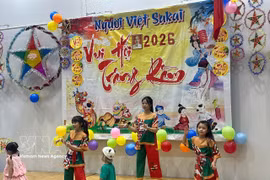 Des enfants vietnamiens présentent un spectacle artistique lors de la fête de la Mi-Automne à Sakai, Osaka. Photo : AVI