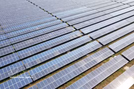 Des installations solaires contribuent au développement des énergies propres dans la province de Hà Tinh. Photo : VNA