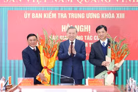 Le secrétaire général du Parti To Lam (milieu) lors d'une conférence à Hanoï pour transmettre le travail du président de la 13e cdu Comité central du Parti communiste du Vietnam. Photo : VNA