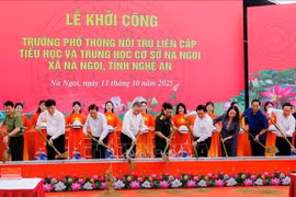 Le secrétaire général To Lam et les délégués posent la première pierre de l’école publique à internat de Na Ngoi. Photo : VNA