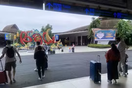 Au terminal d'arrivée de l'aéroport I Gusti Ngurah Rai de Bali lors de l'éruption du mont Lewotobi Laki-laki le 21 mars (Photo : antaranews.com)