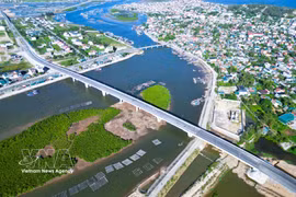 Le pont Hoang Mai sur la route côtière Nghi Son-Cua Lo (province de Nghe An). Photo : VNA