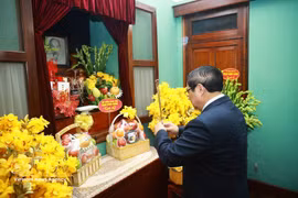Le Premier ministre Pham Minh Chinh rend hommage au président Hô Chi Minh à la Maison 67. (Photo : VNA)