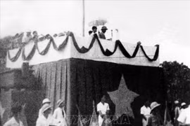 Le matin du 2 septembre 1945, sur la place Ba Dinh, le président Ho Chi Minh a lu la Déclaration d'indépendance, donnant naissance à la République démocratique du Vietnam. Photo : VNA