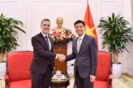 Le vice-ministre des Affaires étrangères, Dang Hoang Giang, (droite) et Matt Jackson, représentant résident du Fonds des Nations unies pour la population (UNFPA) au Vietnam. Photo : VNA