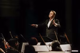 Le chef d'orchestre finlandais Kalle Kuusava dirigera le concert célébrant les grands compositeurs Tchaïkovski, Moussorgski et Bartók à l'Opéra de Saïgon le 20 juin. (Photo : Courtoisie de HBSO)