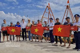 Le Commandement de la 4e Région des Garde-côtes du Vietnam, en coordination avec la commune de Gành Hào, organise une activité de proximité dans le cadre du programme « Les garde-côtes aux côtés des pêcheurs » afin de sensibiliser à la lutte contre la pêche INN. Photo : VNA