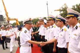 Les officiers et les soldats de l'Armée populaire du Vietnam accueillent le groupe de commandement de l'escadre du navire 83. Photo : VNA