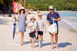 Des touristes internationaux découvrent Bai Kem, dans la zone spéciale de Phu Quoc (An Giang). Photo : VNA