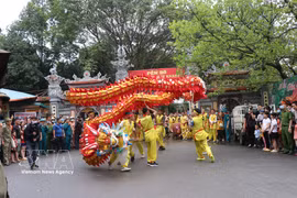 Le festival du temple Đô est organisé chaque année en mémoire du couronnement du roi Ly Thái Tô (Ly Công Uân). La province de Bac Ninh prépare un dossier scientifique à soumettre à l’UNESCO en vue de la reconnaissance de Ly Công Uân comme figure historique et culturelle. Photo : VNA