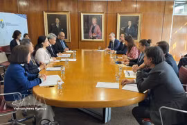 La sous-secrétaire d'État uruguayenne aux Affaires étrangères, Valeria Csukasi reçoit es ambassadeurs du Vietnam, de Thaïlande, des Philippines et d'Indonésie, ainsi que le chargé d'affaires de Malaisie en Argentine et en Uruguay. Photo : VNA