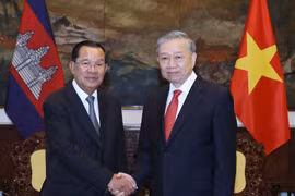 Le secrétaire général du Parti communiste du Vietnam To Lam (droite) et le président du Parti du peuple cambodgien (PPC) Hun Sen. Photo : VNA