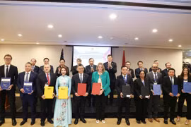 Le secrétaire général du Parti et président de la République, To Lam, et des dirigeants du Parti et de l’État assistent à la cérémonie d’échange d’accords de coopération entre des entreprises vietnamiennes et américaines. Le directeur général de PETROVIETNAM, Le Manh Cuong (5e à partir de la gauche), remet l’accord-cadre de coopération à Chevron. Photo : Petro Times