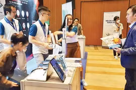 Des entreprises présentent des solutions de transformation numérique lors de la Journée de la transformation numérique à Hô Chi Minh-Ville. Photo : nhandan.vn